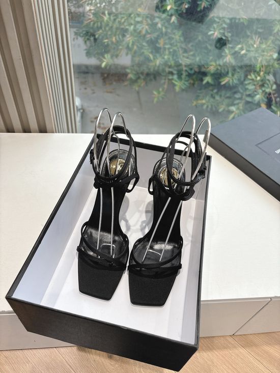 Yves Saint Laurent Elegant Pointed Toe High Heels with Metal Chain
