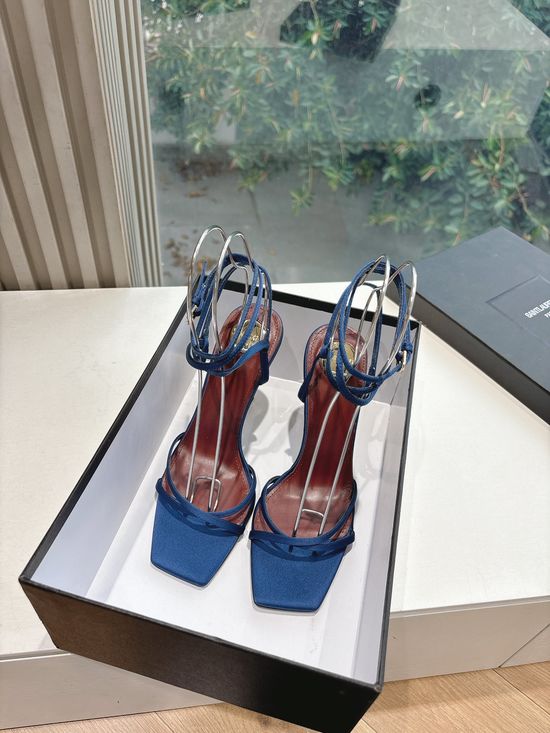 Yves Saint Laurent Elegant Pointed Toe High Heels with Metal Chain