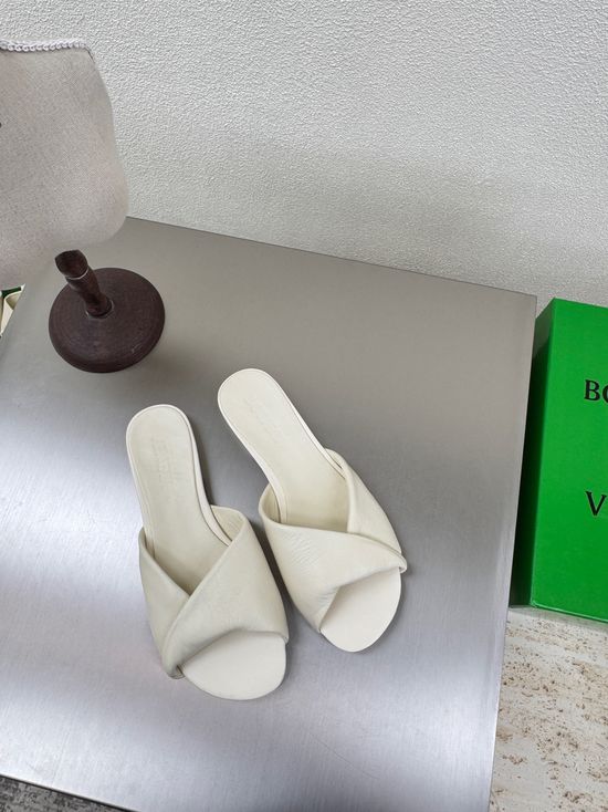 Bottega Veneta White Handwoven Sheepskin Soft Comfortable Casual Slippers