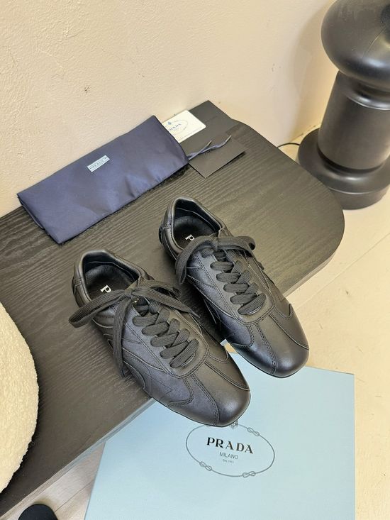 Prada Enamel Logo Casual Low-top Skate Sneakers