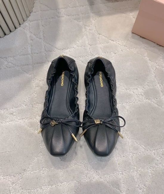Ferragamo Soft Leather Foldable Flat Shoes with Non-slip Sole