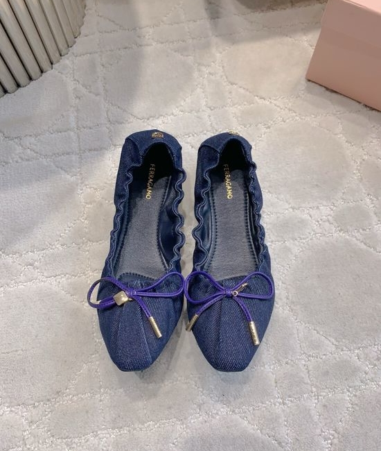 Ferragamo Soft Leather Foldable Flat Shoes with Non-slip Sole