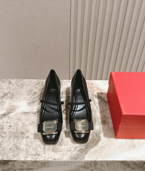 Ferragamo Elegant Bow Decorated Square Toe Flat Shoes