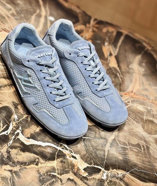 Louis Vuitton LV Breathable Lightweight Sneakers with Checkerboard Sole for Daily Use