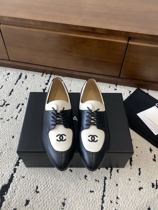 Chanel Pointed Toe Leather Flats with Retro Style Design
