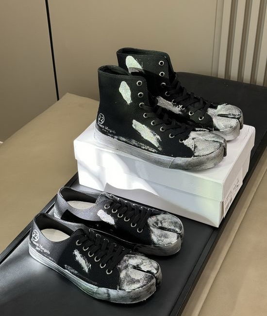 Maison Margiela Split-Toe High-Top Sneakers With Graffiti Pattern Design