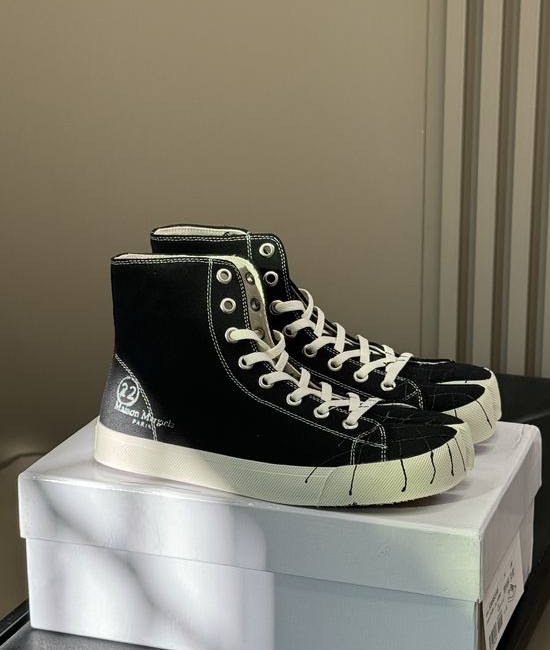 Maison Margiela Split-Toe High-Top Sneakers With Graffiti Pattern Design