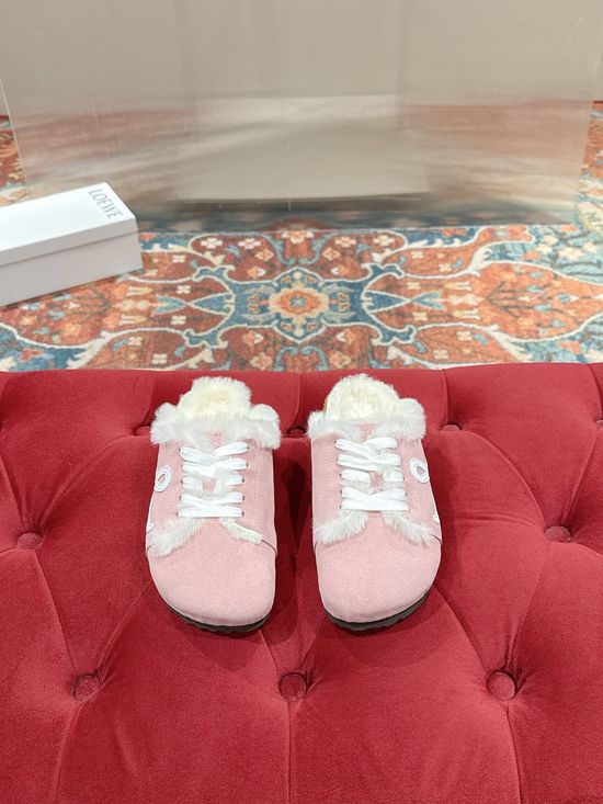 Loewe Soft Furry Slippers with Cushioning and Foot Support