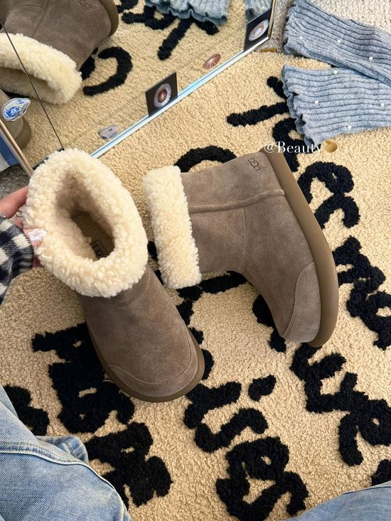 UGG Cloud-Like Shearling Boots with Vintage Double-Buckle