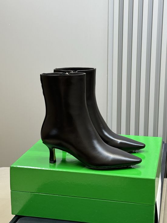 Bottega Veneta Pointed Toe Kitten Heel Ankle Boots Zipper Slimming Comfortable