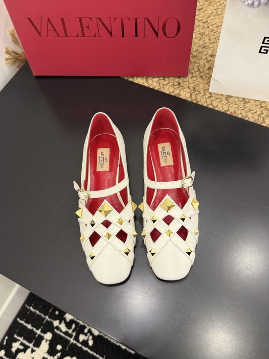 Valentino Round Toe Rivet Flat Shoes Leather Upper Real Leather Sole