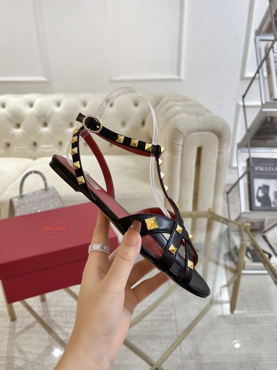 Valentino Classic Hollow Rivet Design Cowhide Upper Elegant Shoes