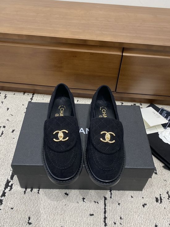 Chanel Elegant Leather Loafers with Classic Buckle