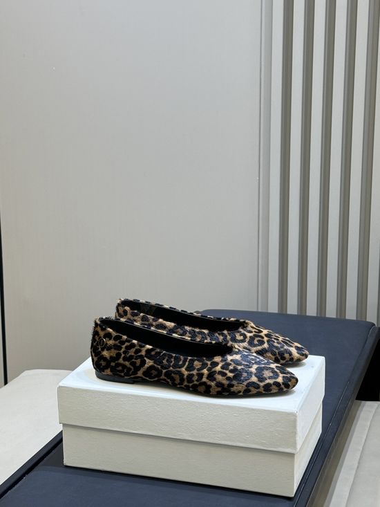 Yves Saint Laurent Elegant Smooth Leather Round Toe Ballet Flats