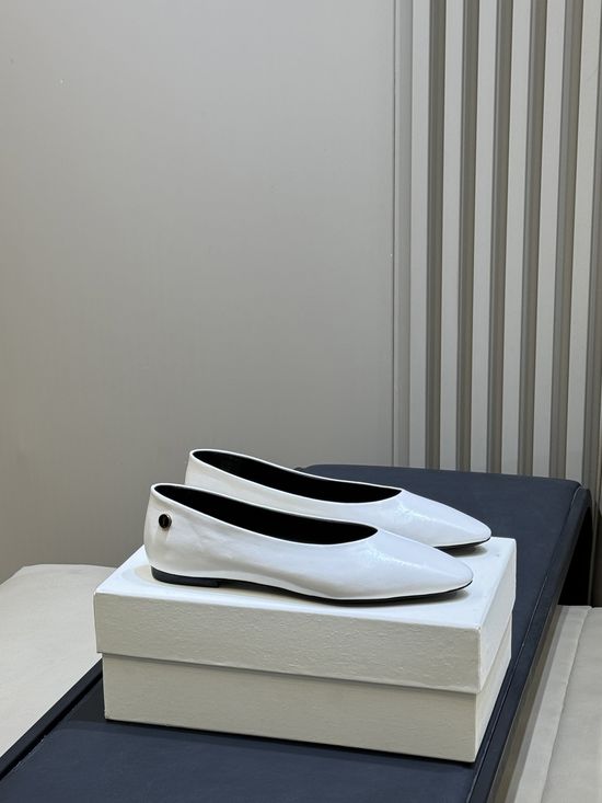 Yves Saint Laurent Elegant Smooth Leather Round Toe Ballet Flats