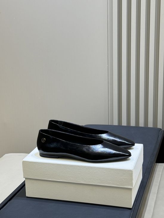 Yves Saint Laurent Elegant Smooth Leather Round Toe Ballet Flats