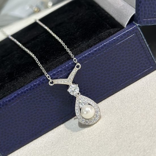 Chaumet Elegant Pearl Teardrop Silver Necklace