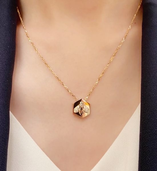 Chaumet Bee Badge Inlaid Diamond Necklace