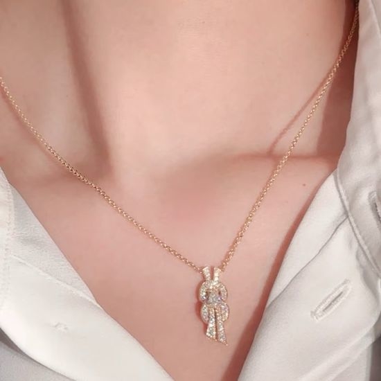 Fred Horseshoe Buckle Necklace Elegant Daily Accessory