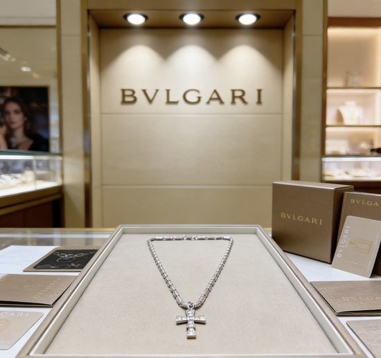 Bvlgari Elegant Charm Pendant V Gold Necklace