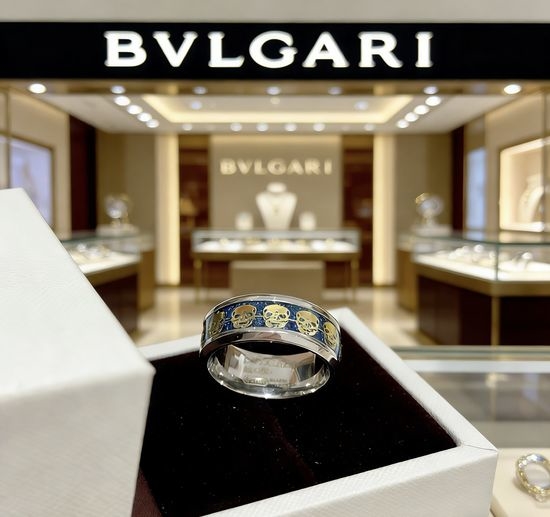 Bvlgari Elegant Fan Shape Pendant Necklace