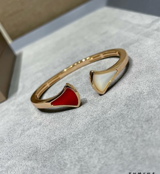 Bvlgari Fan Shape Micro Paved Elegant Bangle