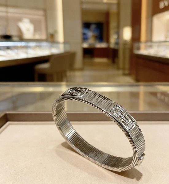 Bvlgari Elegant Slim Bangle with Polished Finish