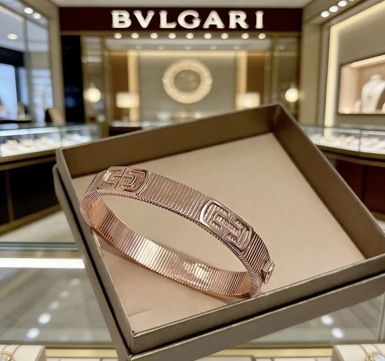 Bvlgari Elegant Slim Bangle with Polished Finish